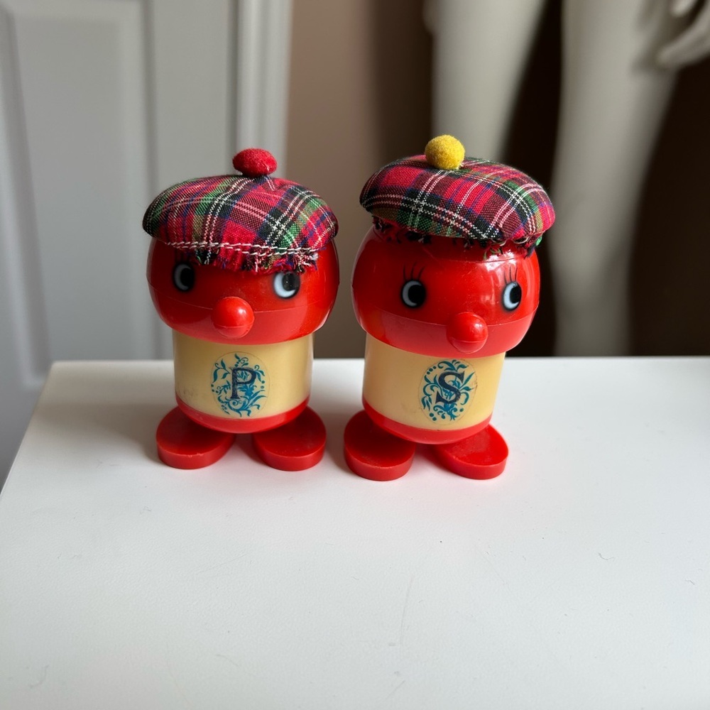 4/$100 Plaid Hat Red Scottish salt and pepper shakers ❤️